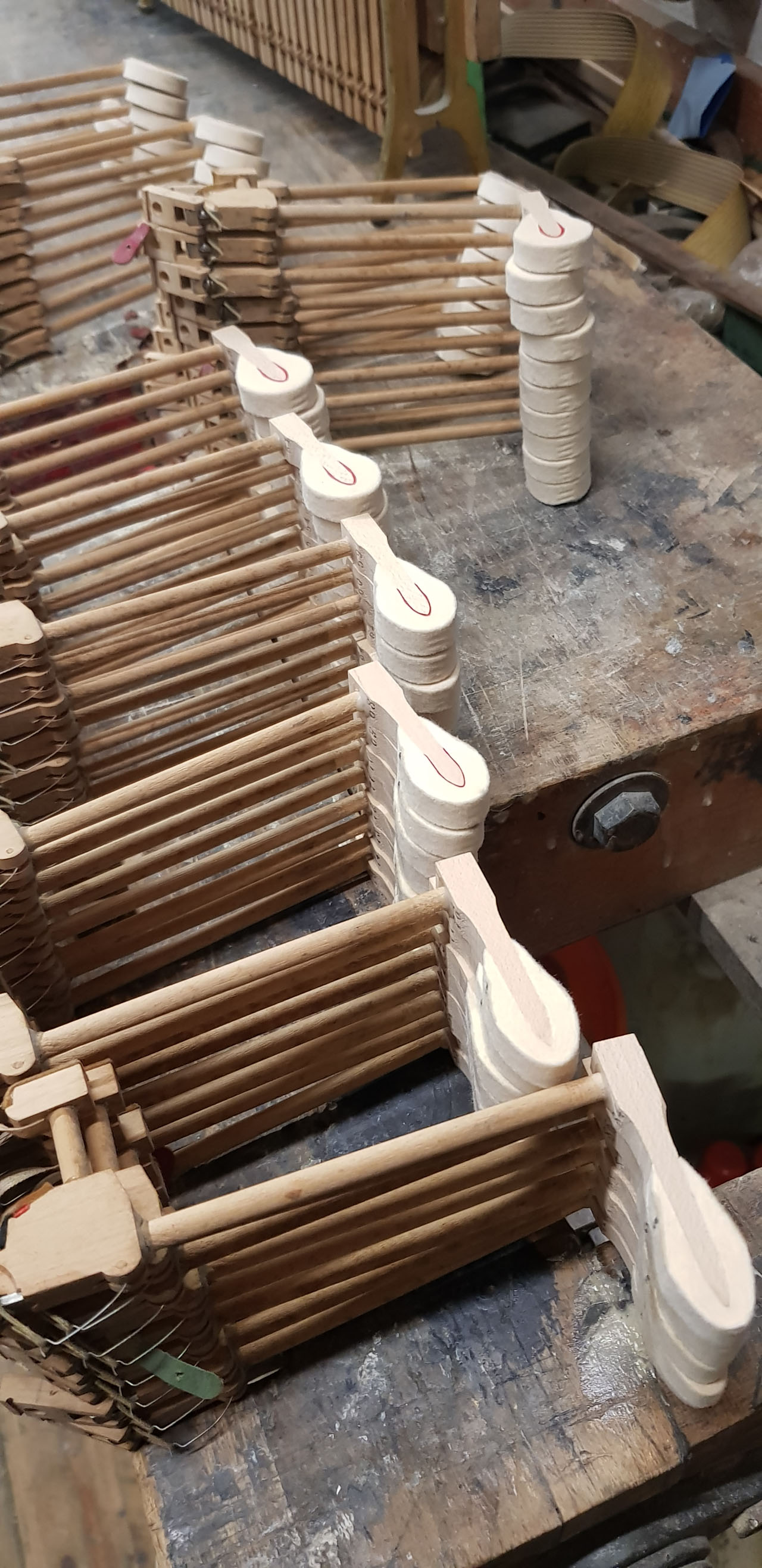 Hammerköpfe mit Stiel und Nuß - 1385