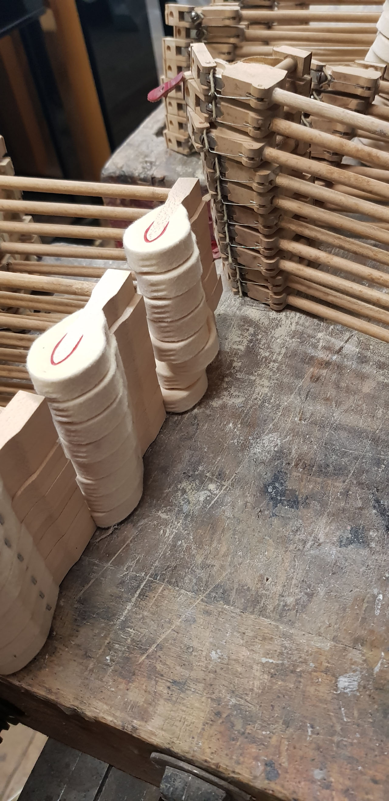 Hammerköpfe mit Stiel und Nuß - 1385