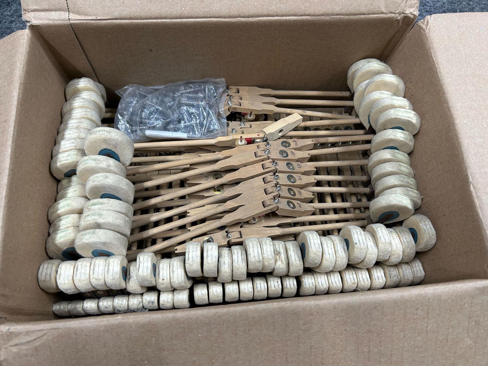 Hammerk&ouml;pfe mit Stiel und Kapsel und Schrauben - 1399